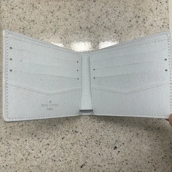 LOUIS VUITTON White Ski
Bifold Wallet - Picture 3 of 4